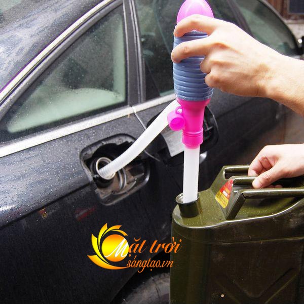 Dụng cụ hút xăng, hút rượu ra vào bình bóp tay
