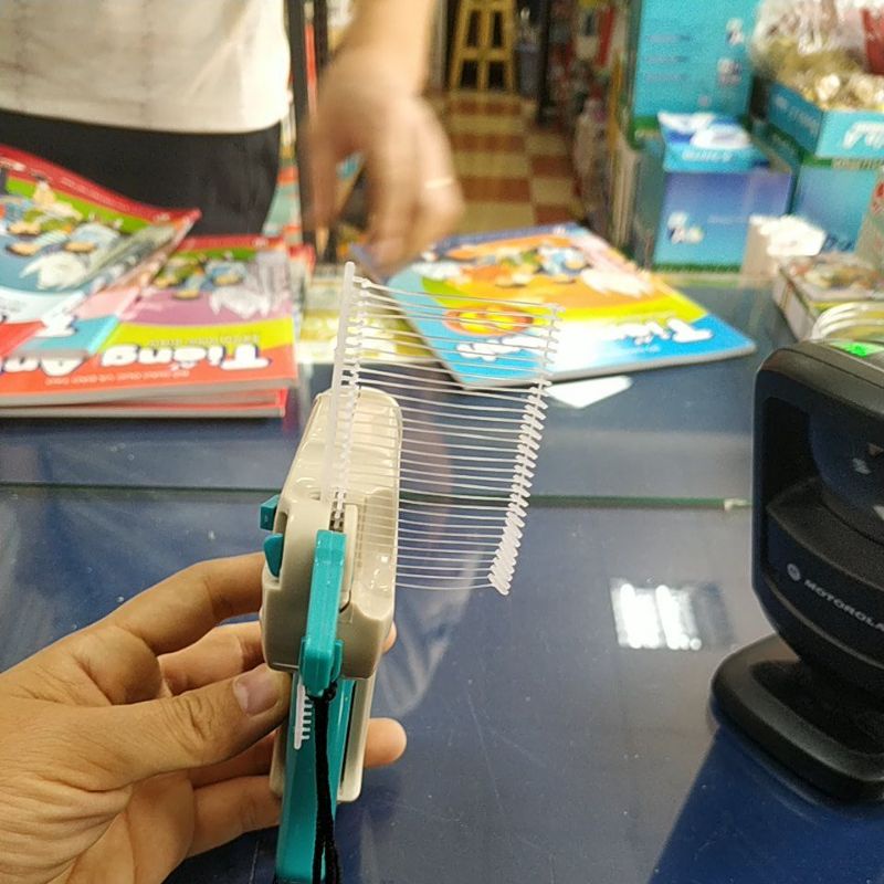 Súng bắn tem mác