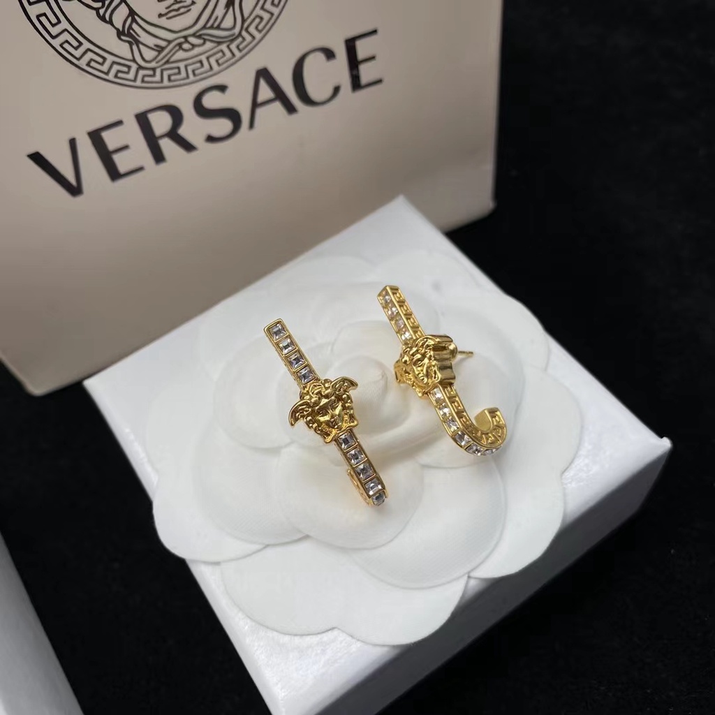 Bông Tai Versace Hình Chữ J Đính Kim Cương Giả Sang Trọng