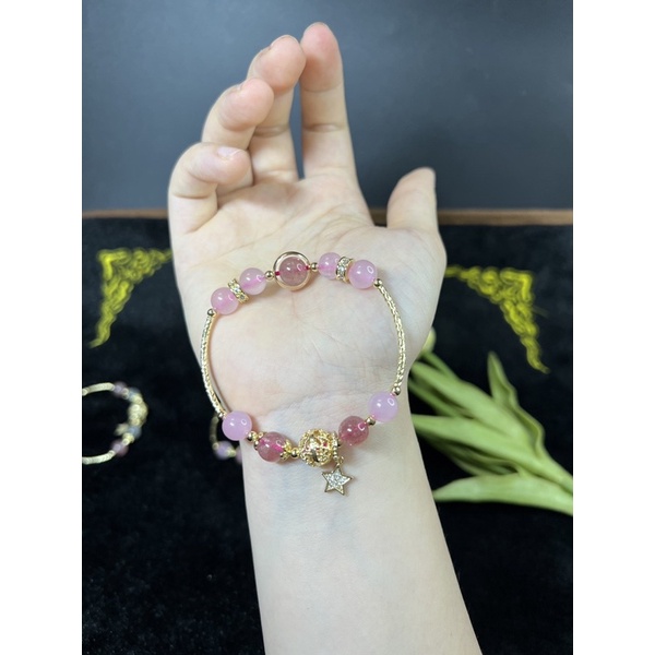 Vòng tay màu hồng mix charm