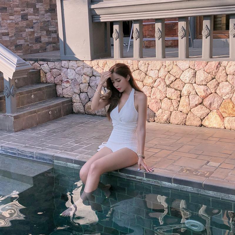 Bikini liền thân đi biển tôn dáng dấu bụng siêu đẹp | BigBuy360 - bigbuy360.vn