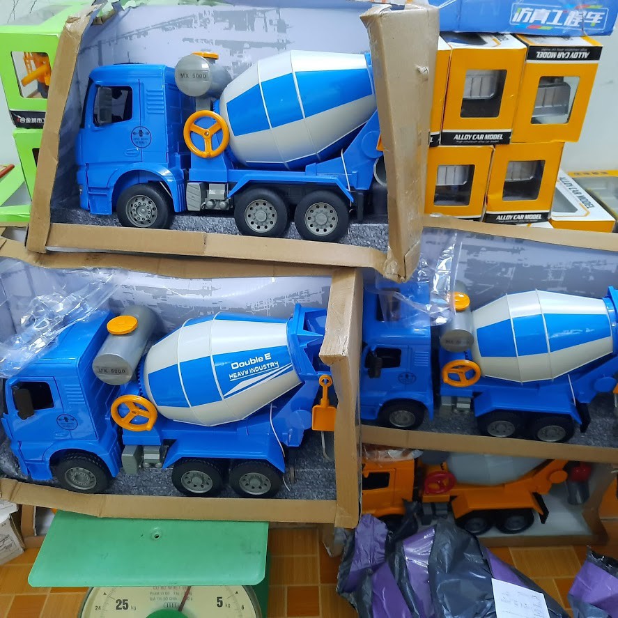 Xe chở bê tông siêu to E228-002 đồ chơi mô hình trẻ em tỉ lệ 1:18 màu xanh hãng DOUBLE E