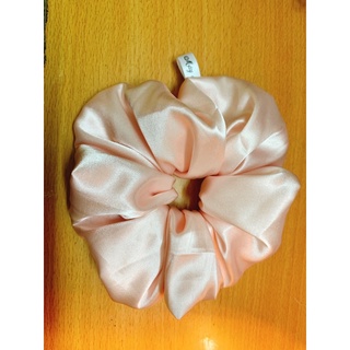 Scrunchies thiết kế. Dây cột tóc lụa mềm mịn.