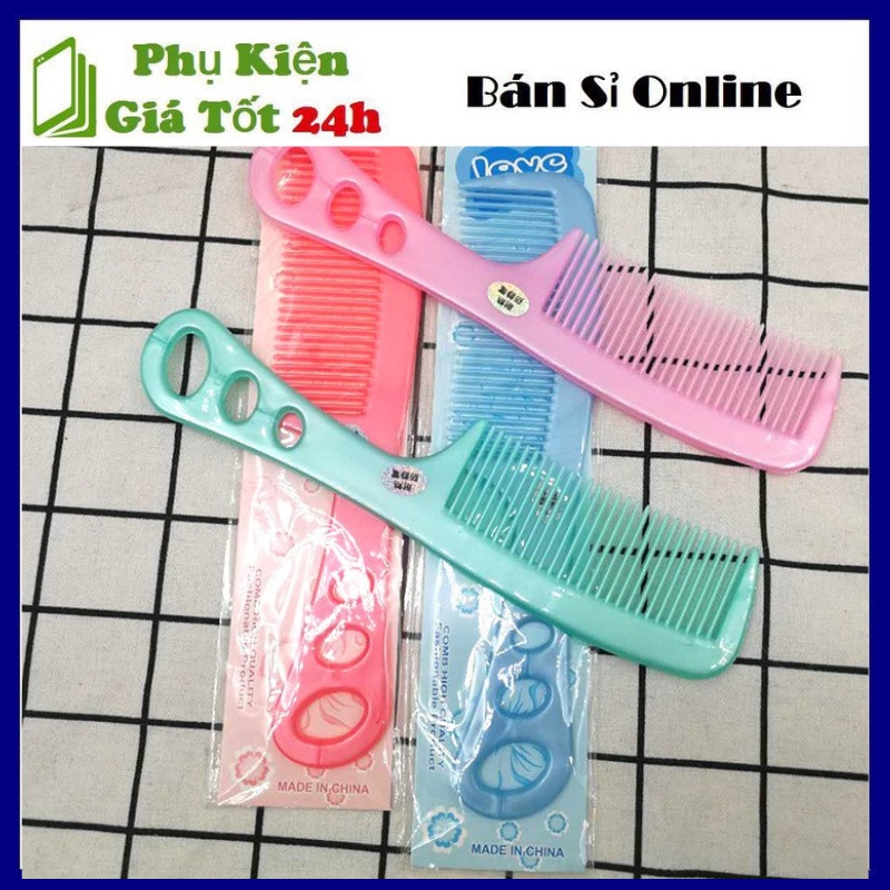Lược Chải Tóc- Lược Nhựa Màu Kẹo Love, thiết kế tinh tế, màu sắc bắt mắt, khổi lượng nhẹ, kích thước nhỏ gọn dễ đem theo