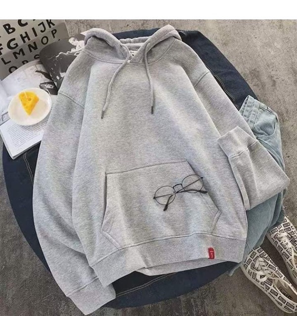 Áo hoodie trơn form rộng, hình thật mẫu mặc (áo màu be)