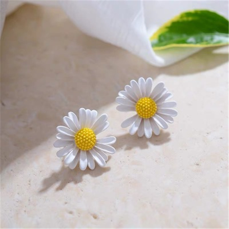 Đôi bông tai bạc 925 họa tiết hoa cúc xinh xắn dành cho nữ