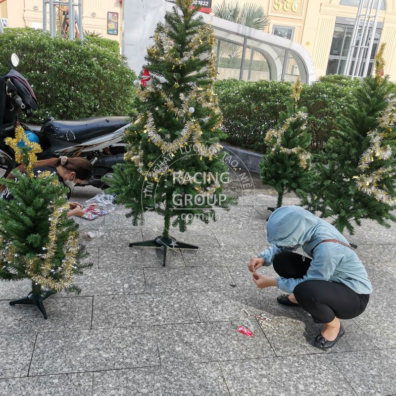 Cây thông noel mini để bàn 1m2 trang trí giáng sinh cho phòng ngủ, phòng khách tặng kèm ngôi sao đỉnh và dây kim tuyến