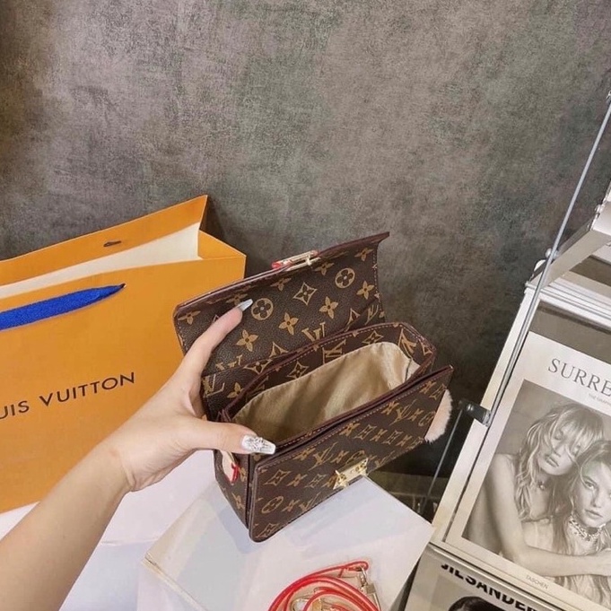 TÚI XÁCH LV hàng phom cứng cáp bên trong được làm bằng lót nhung