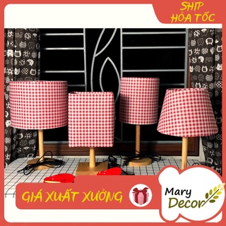 Đèn ngủ Mary Decor, đèn bàn ngủ chân gỗ cao cấp, chao vải bố linen dễ thương - caro đỏ  - DB-A03