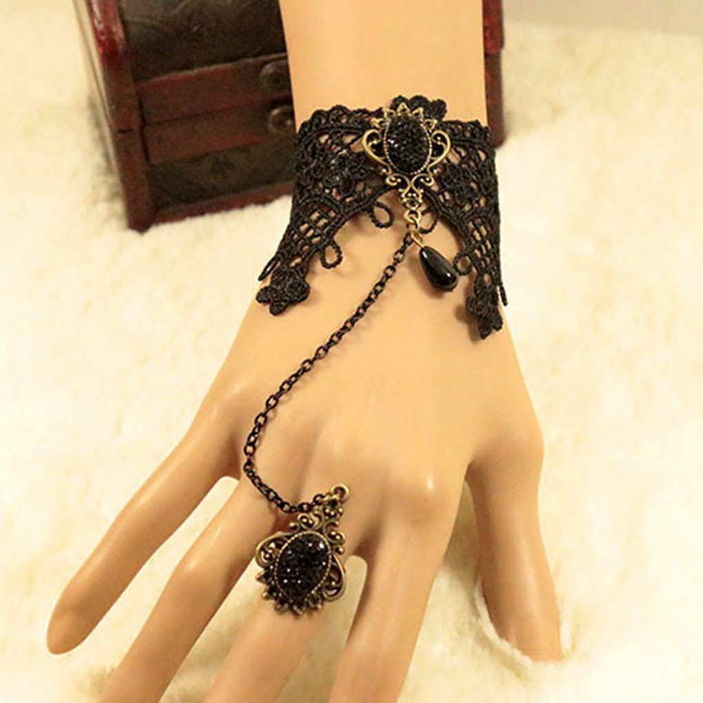 Vòng tay thiết kế ren màu đen kết hợp cùng nhẫn có đính đá phong cách quyến rũ | BigBuy360 - bigbuy360.vn