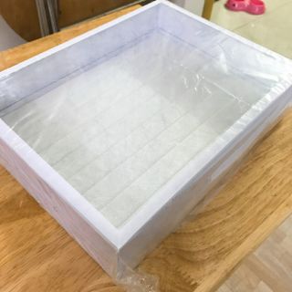 Hộp trưng bày vòng có nắp kính