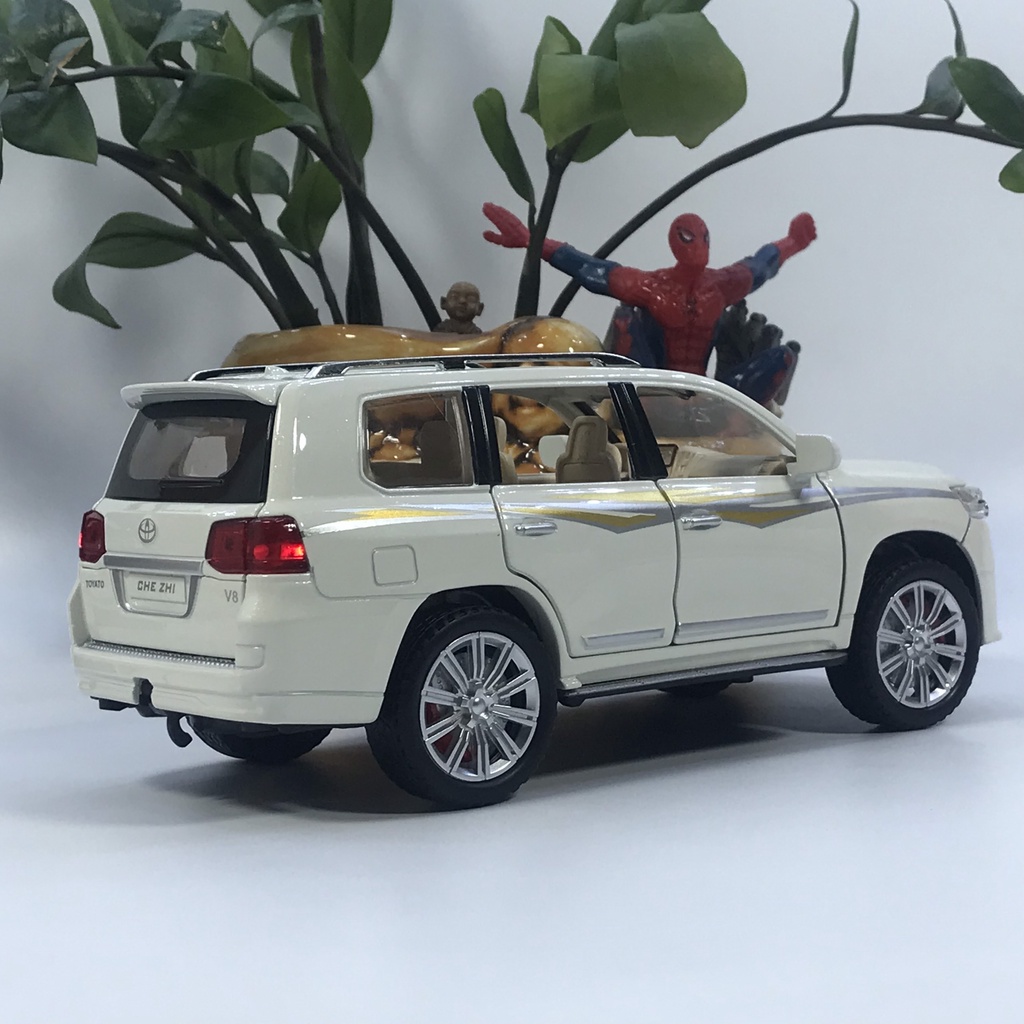 Mô hình xe ô tô Toyota Land Cruiser V8 tỷ lệ 1:24 bằng kim loại - chiếc xe của chủ tịch