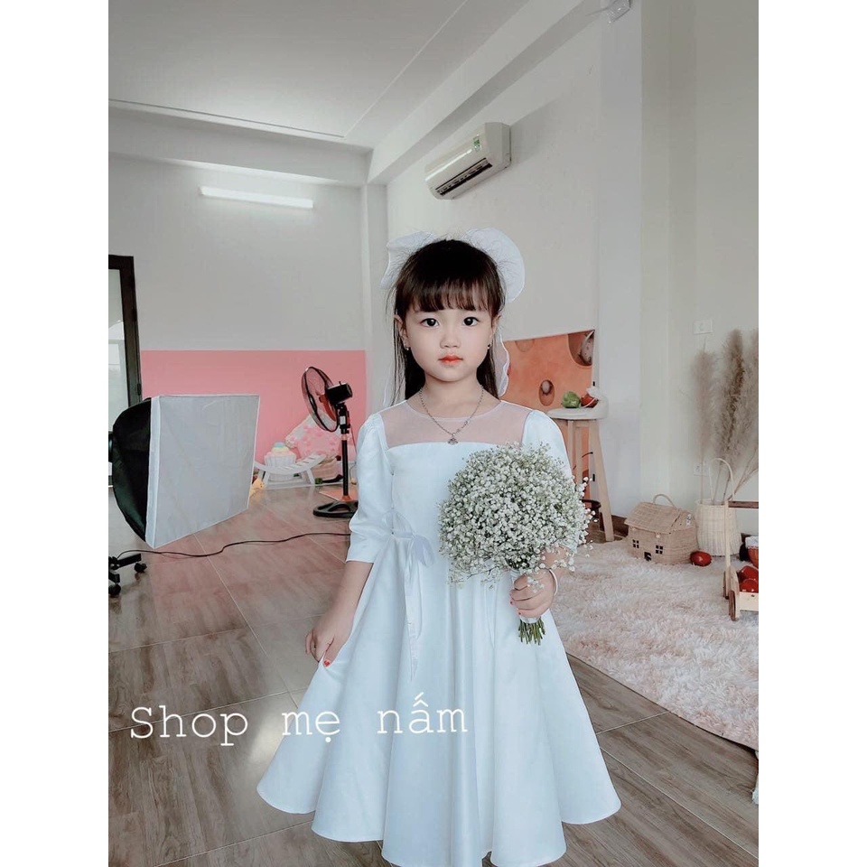 Váy trắng thân dài kèm nơ bé gái