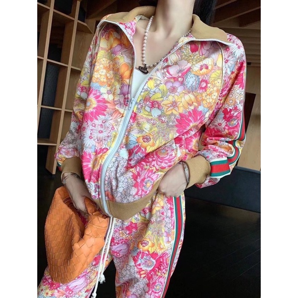 Bộ đồ thể thao Gucci thời trang in hoa cổ đứng áo khoác dây kéo dài tay viền vải quần âu lưng thun.