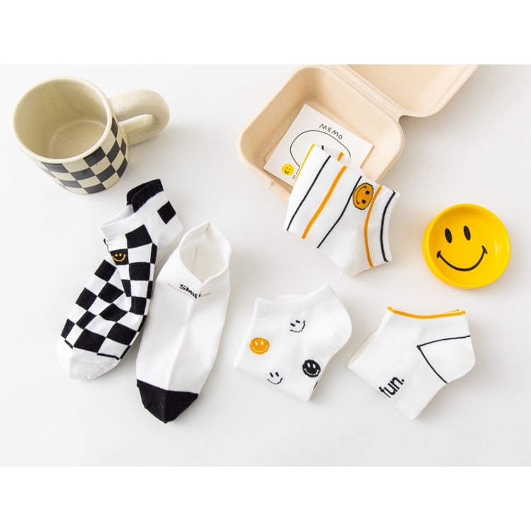 Vớ tất cổ ngắn họa tiết mặt cười sọc caro trắng đen vàng