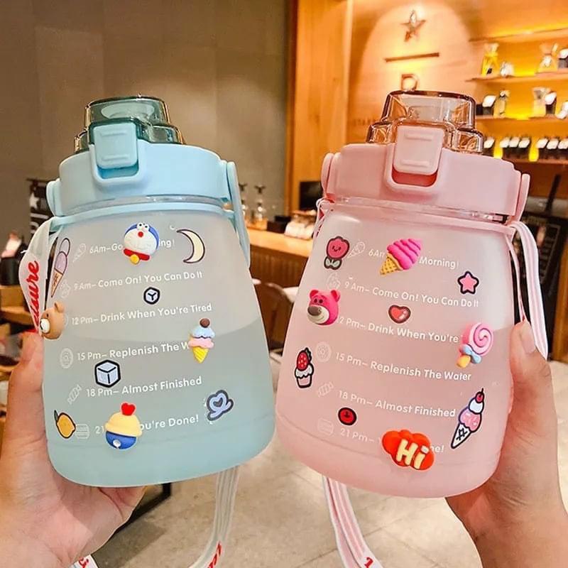 Bình đựng nước cute 1.3 lít có ống hút kèm dây và có quai sách có vạch chia nhắc nhở uống nước tặng sticker ngẫu nhiên