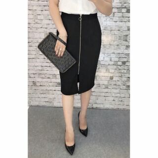 Chân váy bút chì xẻ trước. Form công sở chuẩn
