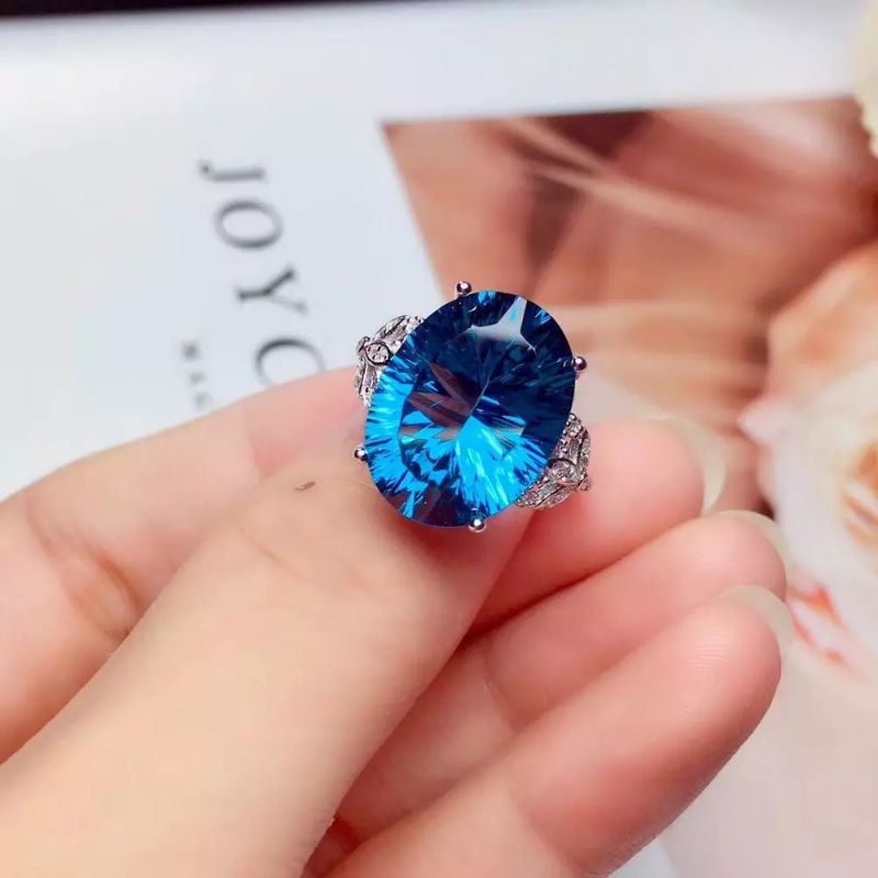 Nhẫn mặt đá Topaz xanh nhẹ.