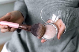 Phấn bắt sáng catrice high glow