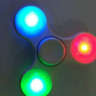 Con Quay Tam Giác Spinner Led 7 Màu