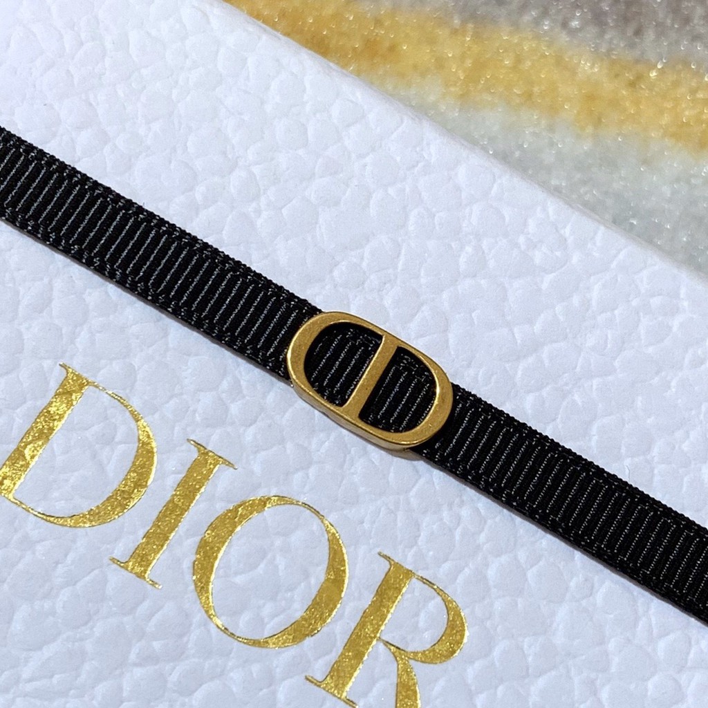 Dây chuyền Dior phối mặt chữ phong cách retro cá tính