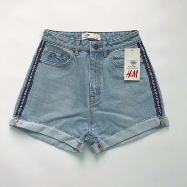 Quần short phối viền hoạ tiết