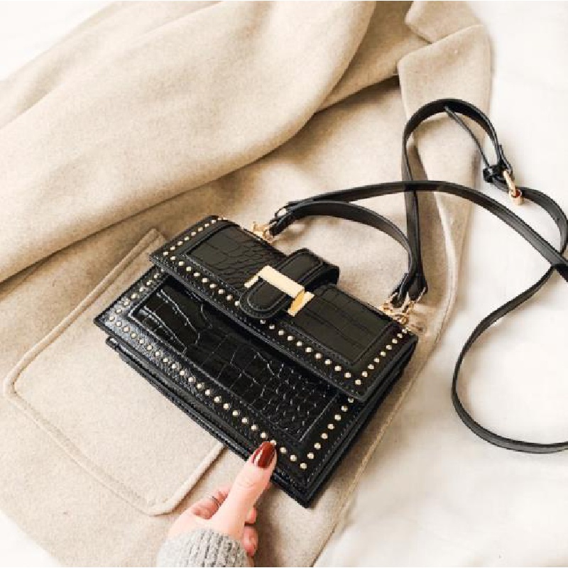 Túi da đeo chéo đính đinh tán thời trang dành cho nữ