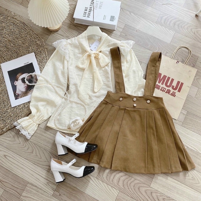 Set áo sơ mi nude tay ren với váy yếm nâu