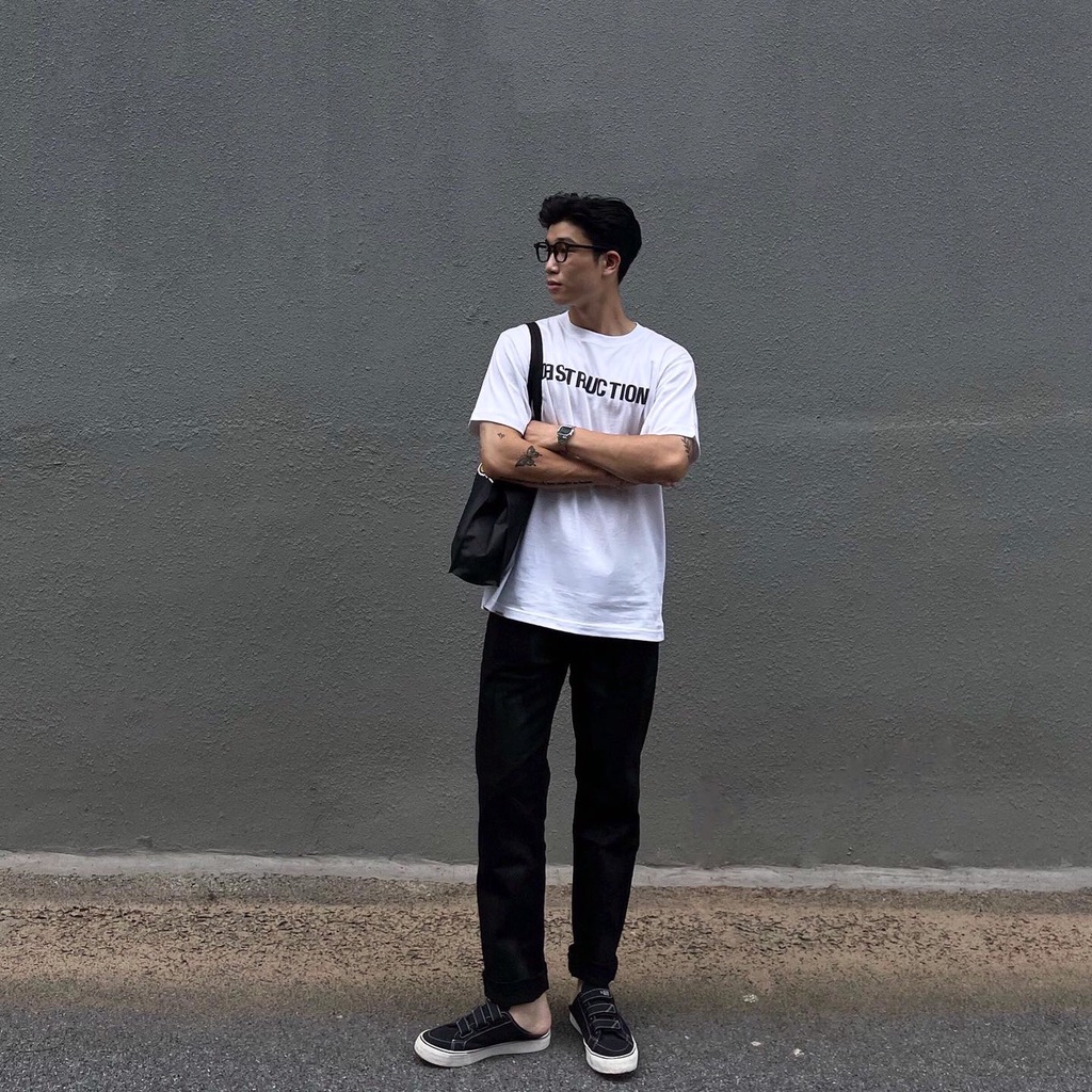 Áo thun local brand Destruction in hoạ tiết logo đơn giản màu trắng đen, cổ tròn, cotton