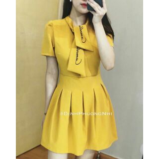 Đầm xoè xếp li cổ nơ in chữ