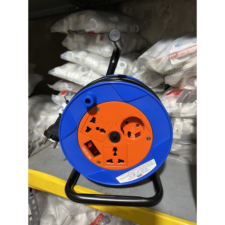 Ổ cắm Rulo LIOA QT20-2-15A ( 20m dây ) đa năng quay tay ( Bảo vệ quá tải bằng CB )