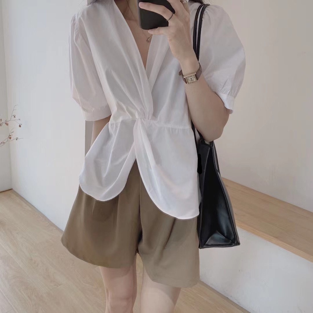 Bộ đồ hai mảnh áo cổ chữ V và quần