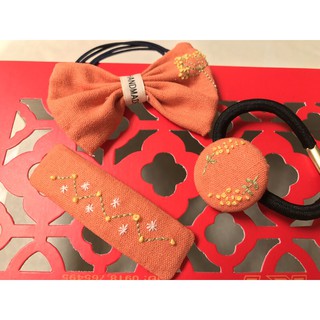 Độc lạ-Cột tóc handmade thêu tay hình nút áo