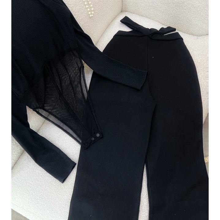 Set áo thun gân đen bodysuit tay dài phối lưới kèm quần kaki suông dài ống rộng, thời trang cá tính năng động quyến rũ