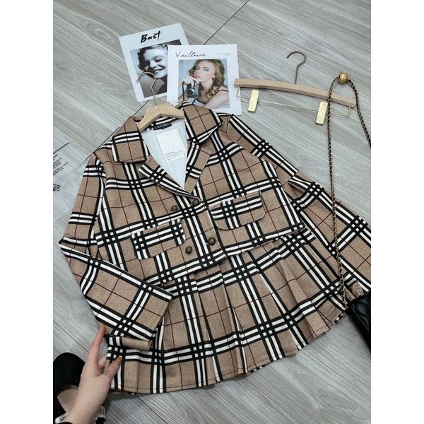 Set áo vest kèm chân váy xếp li kẻ BBR | BigBuy360 - bigbuy360.vn