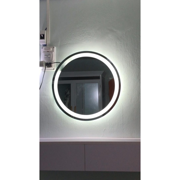 Gương tròn có đế cảm ứng trên mặt gương đèn led đổi 3 màu mẫu cách viền gắn tường kích thước D60cm Mirror