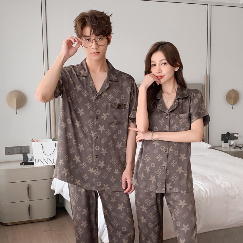 NG2255 Bộ pyjama đôi nam nữ ngắn tay phối họa tiết lụa Satin mềm mại, thoáng mát - Thời Trang Dương