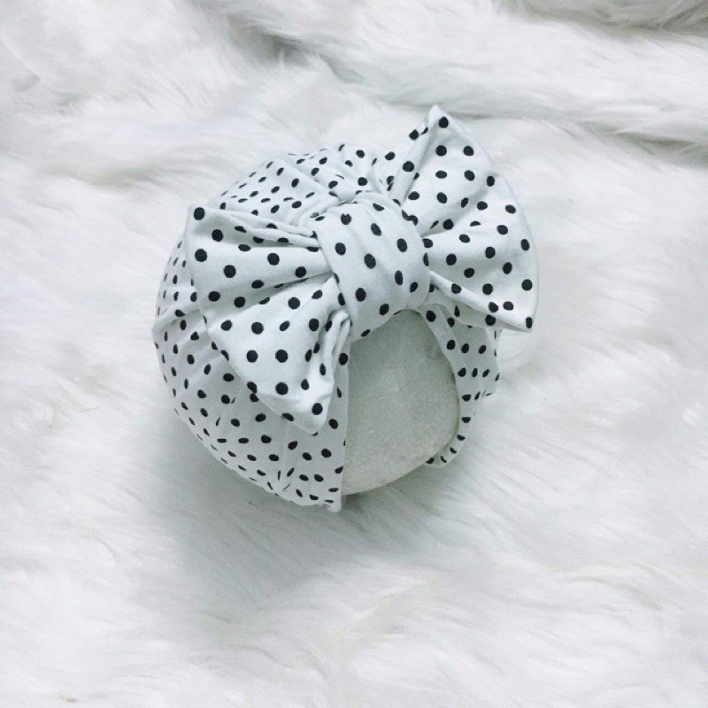 Turban chấm bi đo và trắng