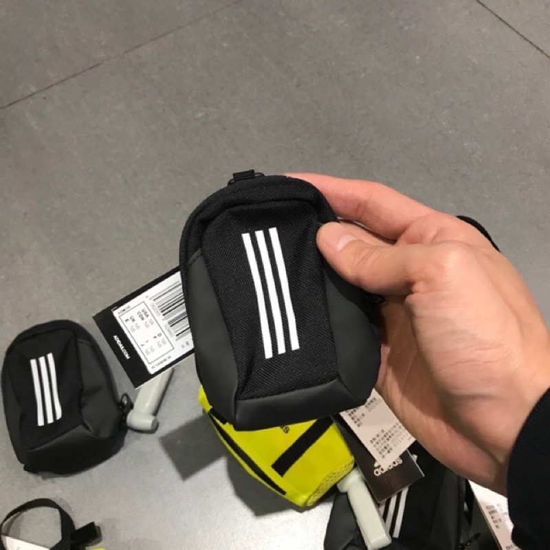 Móc chìa khóa đen Adi.das túi trống thể thao mini Tiny Bag FQ2449