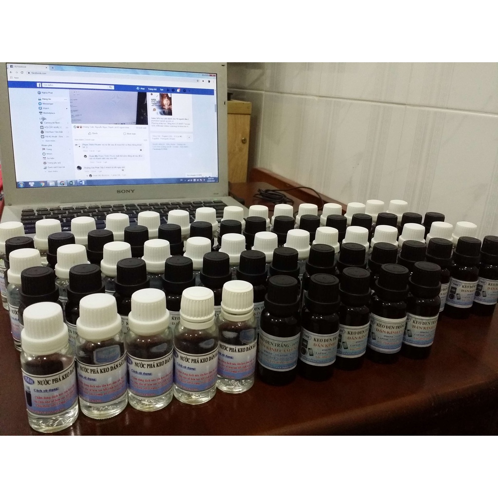 Nước tẩy keo 502 trên mica và alu không để lại vết keo