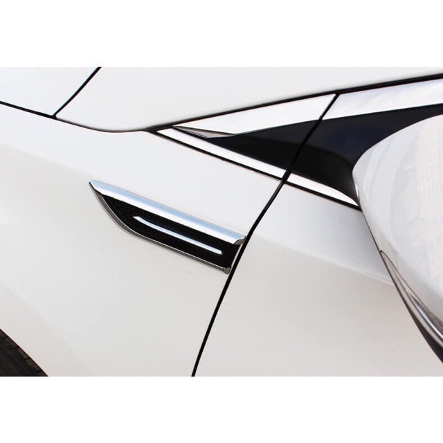 Bộ 2 miếng mang cá ô tô giả hốc gió dán trang trí sườn ô tô xe hơi kiểu dáng thể thao.