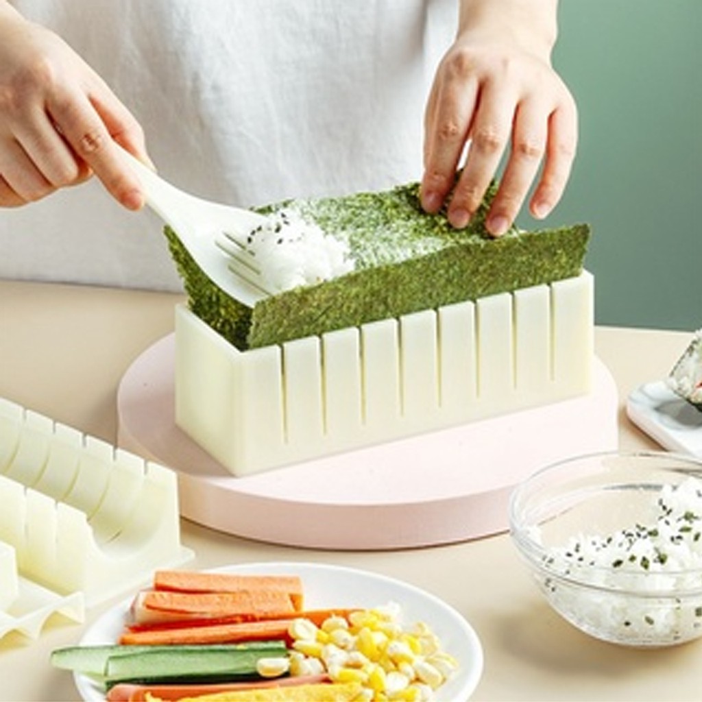 Bộ khuôn làm kimbap với các hình trái tim, vuông, tròn, chữ nhật TR120