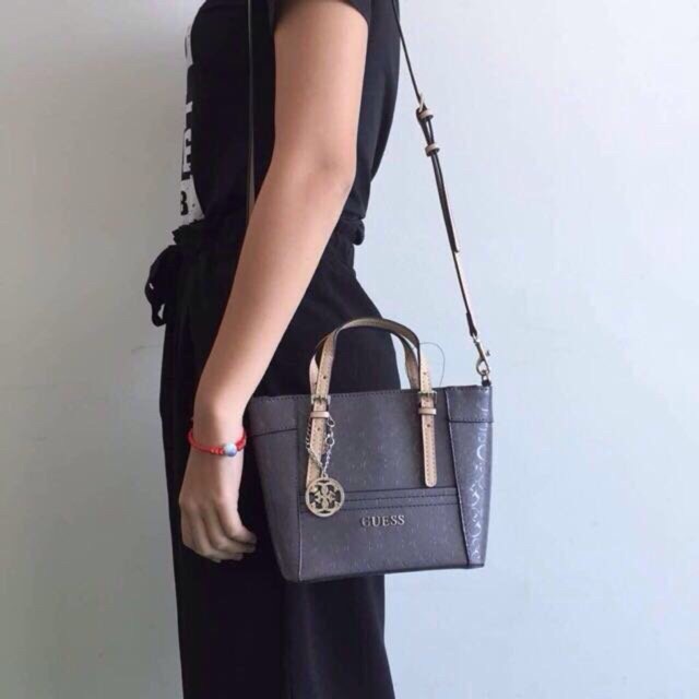 Guess Túi đeo chéo có quai xách tiện dụng và thời trang phụ hop