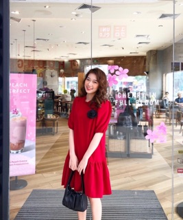 Váy thiết kế kèm hoa