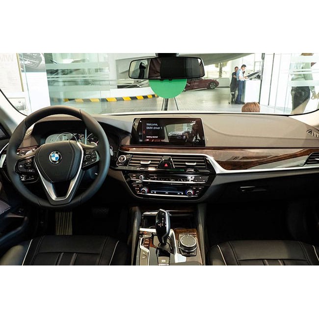 BMW 520i 2019: Phim PPF dán màn hình giải trí - AUTO6 &lt;Made in Việt Nam&gt; chống xước, che phủ các vết xước cũ.