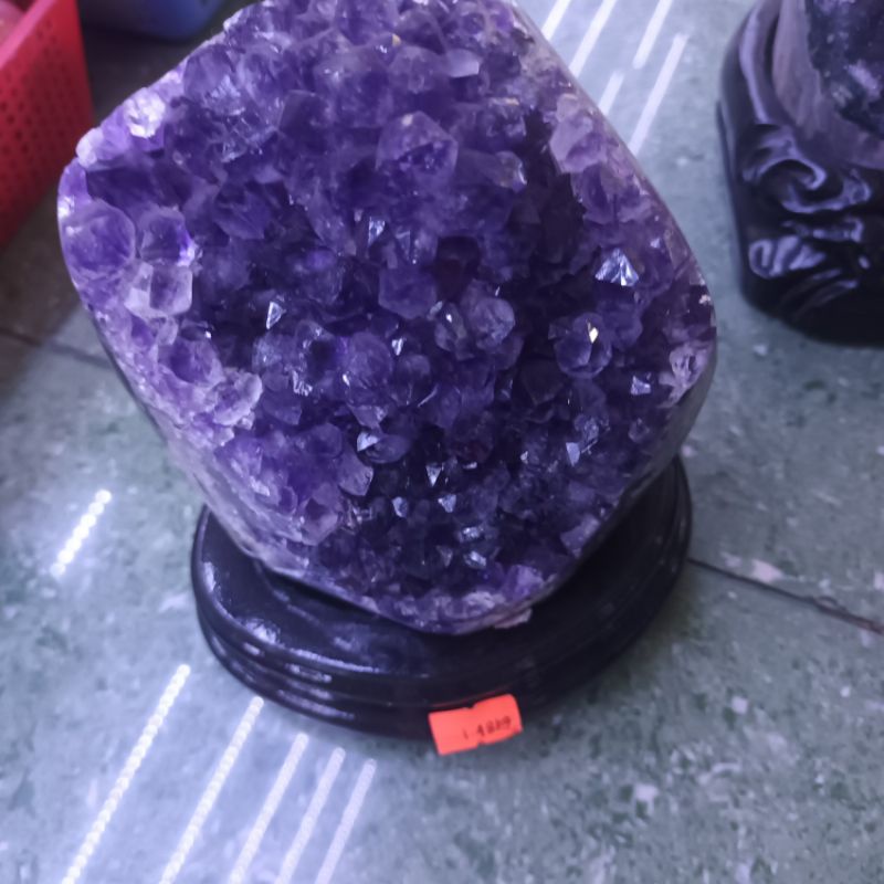 Hang đá, hốc đá màu tím chiêu may mắn tài lộc, định công danh trấn trạch giữ tài vận tốt