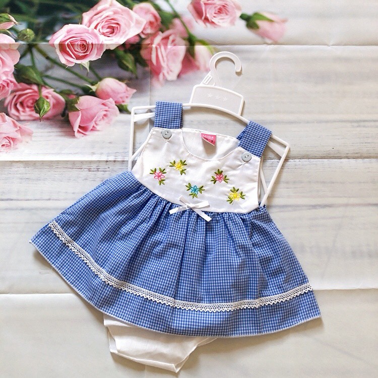 Đầm sơ sinh bé gái vải sọc caro, tặng kèm quần, kate, thêu vi tính hình cúc họa mi, , dành cho bé từ 0-24 tháng tuổi.