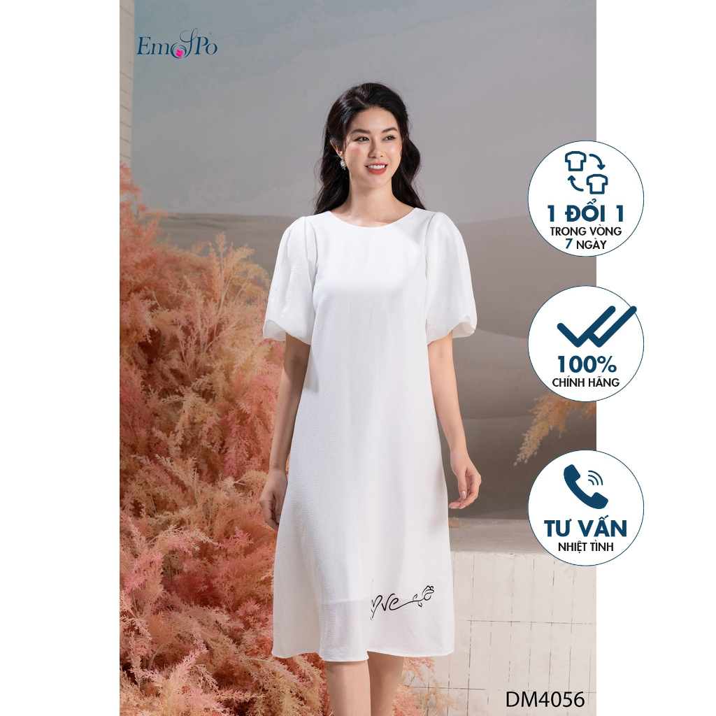 Đầm suông, tay bồng 2 lớp, sẻ lưng thắt nơ sau, thêu chữ ở gấu Emspo DM4056