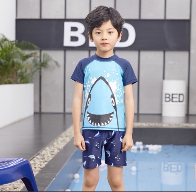 Bộ quần áo bơi kèm mũ dành cho bé trai xuất Nhật hoạ tiết cá mập mã C24