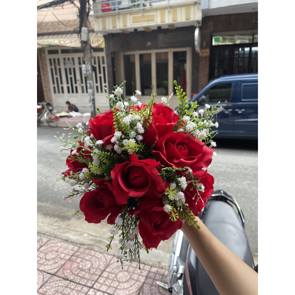 Hoa cầm tay cô dâu hoa hồng phối hoa baby